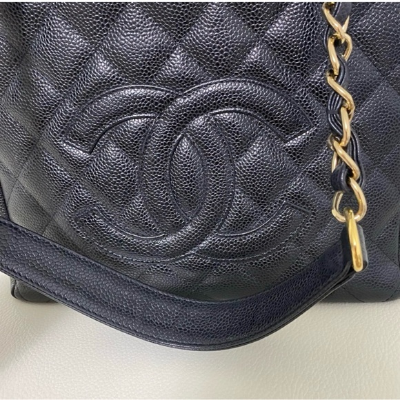 CHANEL Petite Shopping Tote (PST) in quilted caviar leather - Picture 4 of 15